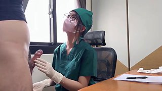 The nurse lady is inserted into the vagina and anal sex by the patient and cums out of the vagina, and the blowjob eats the semen