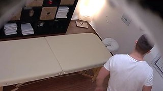 Slim model gets the massage of her dreams