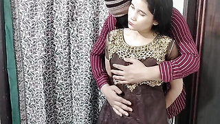 Desi aunty ko saman dene ke bahane jabar dasti pela