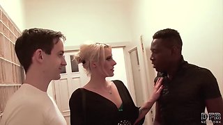 Ayntritli mature wife fucks with a black man to fuck her hardcore with his black cock