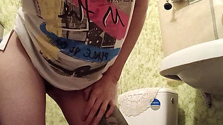 Quick Female Masturbation in Public Toilet