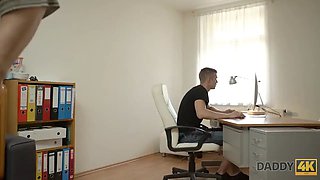 Daddy4k. si diverte sul cazzo del suocere