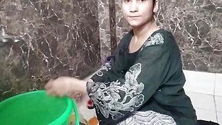 Step sister ko bathroom me nanga karke le pel diya