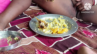Garmi mein bhabhi khana khate hue Masti ki