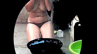 Today my stepsister is taking a bath in the rain wearing tights, looks very beautiful, I have seen it.