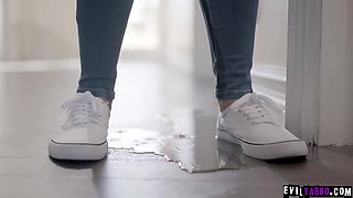 Oh no - ohhhhh...! 18Yo Girl wets herself infront of stepdad