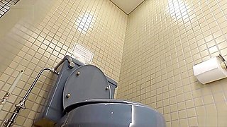 girls to masturbation in the toilet