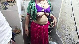 Desi bhabhi kitchen me khana bana Rahi thi tabhi devar ne piche li bhabhi ki