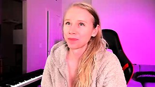 Amateur Blonde Teen Plays Solo with Toy Webcam Porn