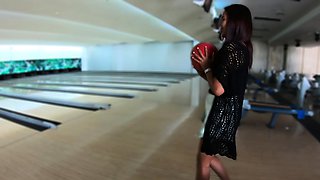 Thai MILF GF bowling date and sucking