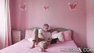 Watch well-made Sahara Knite's clip