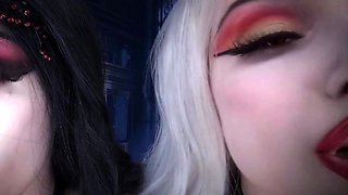 Egilea ASMR - Vampire Sisters Kiss You
