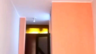 No la termino de desnudar y la penetro y le gust&oacute; mucho que ella misma se sube en mi ensima