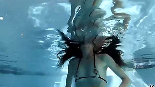 Seductive Hot MILF Sofie Marie Masturbates Solo Underwater