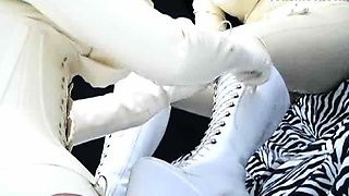 Young blonde fingers and toys her pussy on web cam