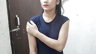 Desi aunty ko saman dene ke bahane pel diya