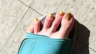 Amateur Foot Fetish Girlfriend Sucks and gives a Footjob