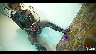 Heavily tattooed Anuskatzz fucks her ass in the shower