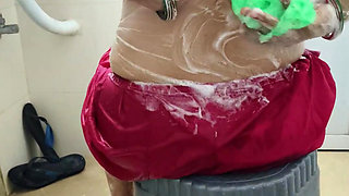 Desi Bhabhi bathing new viral video