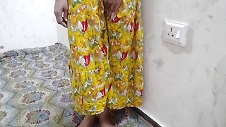 Desi aunty ko saman dene ke bahane pel diya