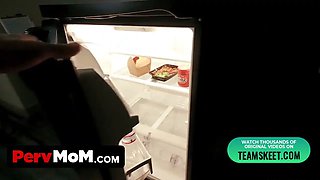 Chesty cougar stepmom blows my morning wood for breakfast