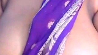 Big Beautiful Chuchiya Dikhati Hui Bhabhi