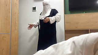 Arab maid in hijab seduced a client in a hotel room