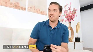 Charming cougar Lexi Luna keeps company to her son's buddy with a great hardcore while he waits - brazzers