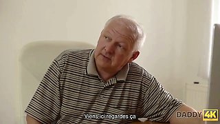 Daddy4k. pasándola bien sobre la polla de su suegro