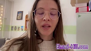 Amateur teen with big pussy lips solo