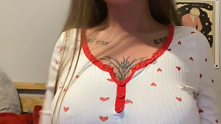 Tattooed goth slut fingers deep and body trembling on cam