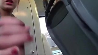 Meine Freundin und ihre Stiefmutter blasen im Bus