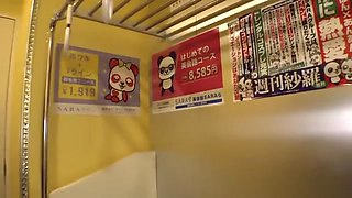 風俗嬢の綺麗なお姉さんが痴漢プレイでパンスト越しに電マ当てられてお漏らし潮吹き