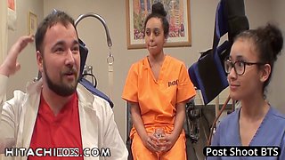 Mia Sanchez, la nouvelle étudiante, reçoit des orgasmes avec le vibromasseur Hitachi de la part des infirmières pendant l'examen médical à HitachiHoesCom