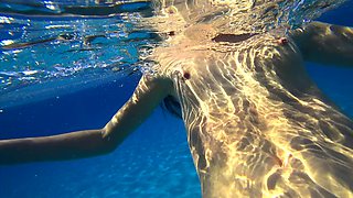Stunning Girl Swims Nude on Public Beach