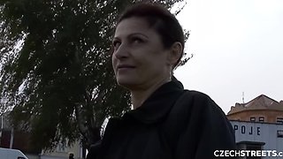 Czech Mature offers her cunt for a cash