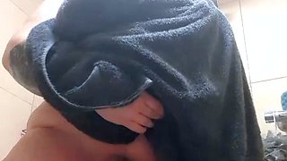 Big boob brunette masturbates on webcam