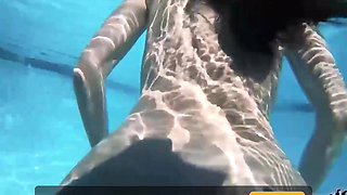 Seductive Cougar Sofie Marie Masturbates Underwater