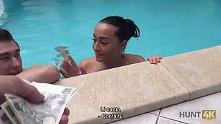 Hunt4k. sesso nella piscina privata