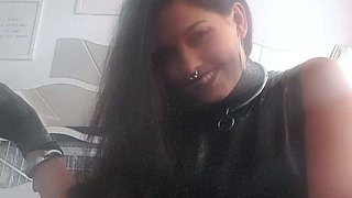 Amateur brunette double toying on webcam