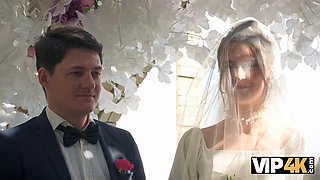 VIP4K. Hot bride is having a rough sex with a master of ceremonies, guests are shocked: Porn