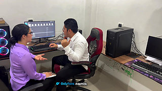 Boss fucks his employee secretary is dominated, fucked hard, squirt on the boss's face!