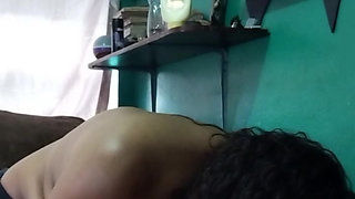 Madrastra morena culona chupando polla