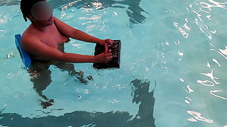 Flashing in the Second Hand Shop 01 & Learning to Swim, Lesson 02