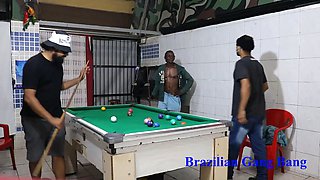 Sinuca entre amigos acaba em uma orgia alucinante