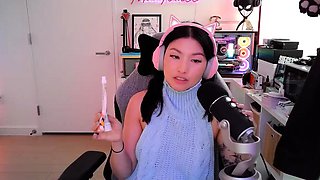 Brunette Couch Webcam Solo Fun Masturbating