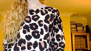 Cumshot amateur MILF suck and jerks dude in the bedroom