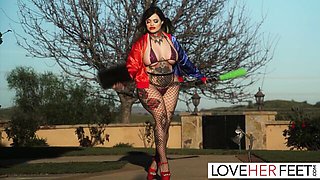 Enchanting Jewelz Blu's feet sex dirt