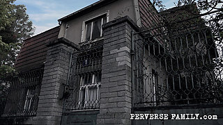 Perverse Family 4 (season 1): Sandra´s Sexy Service