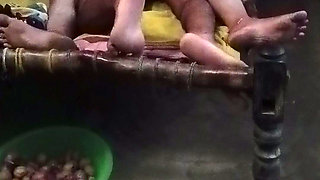 Padosi ki ladki ko pela chupke se jakar